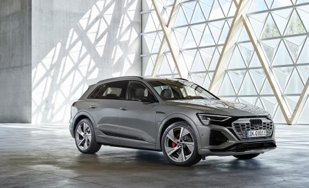 2024 Audi Q8 e-tron quattro (Color: Chronos Gray Metallic) Front Three-Quarter Wallpapers 450x275 (25)