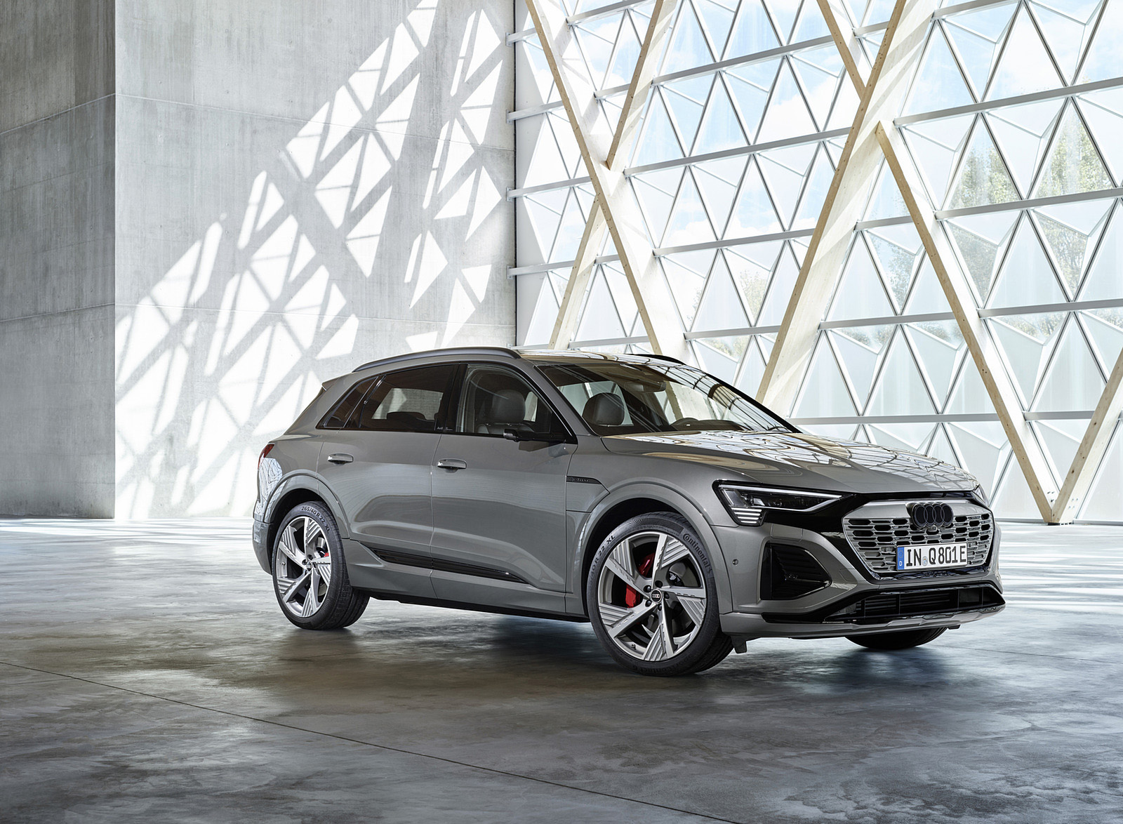 2024 Audi Q8 e-tron quattro (Color: Chronos Gray Metallic) Front Three-Quarter Wallpapers #25 of 92