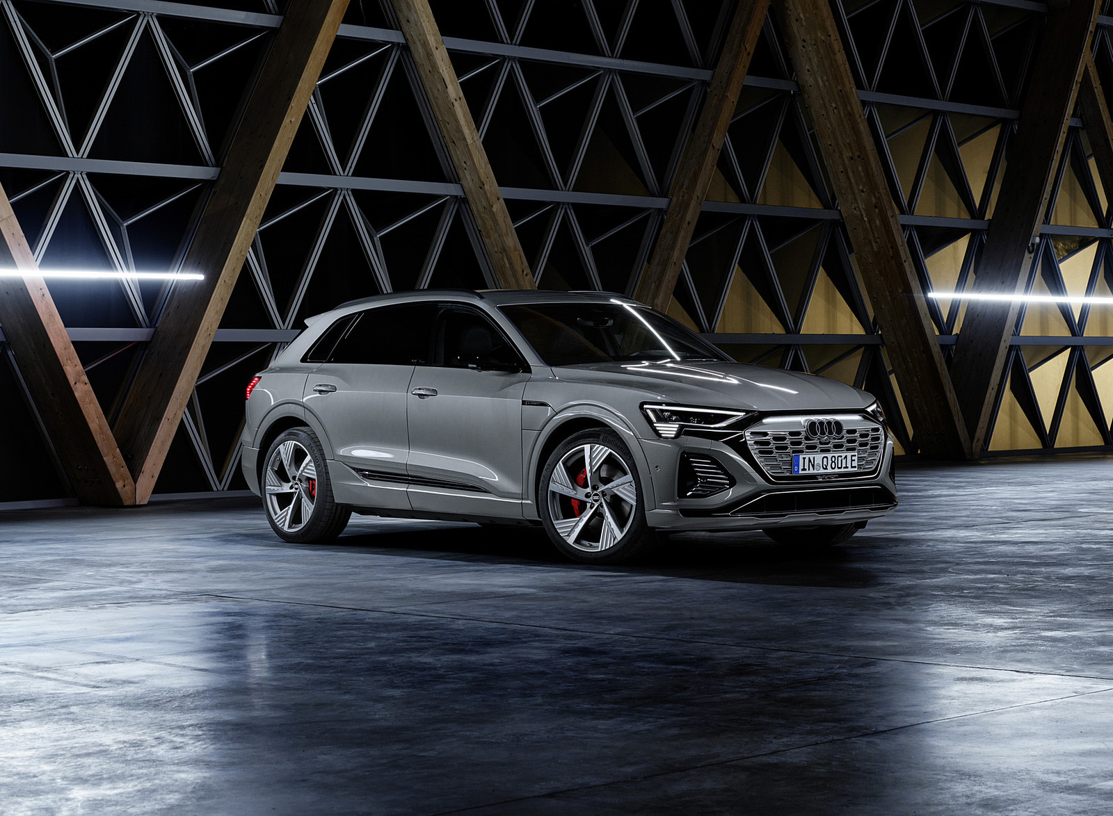2024 Audi Q8 e-tron quattro (Color: Chronos Gray Metallic) Front Three-Quarter Wallpapers #37 of 92