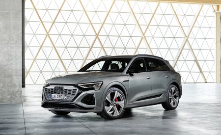 2024 Audi Q8 e-tron quattro (Color: Chronos Gray Metallic) Front Three-Quarter Wallpapers 450x275 (26)