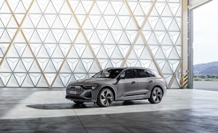 2024 Audi Q8 e-tron quattro (Color: Chronos Gray Metallic) Front Three-Quarter Wallpapers 450x275 (27)