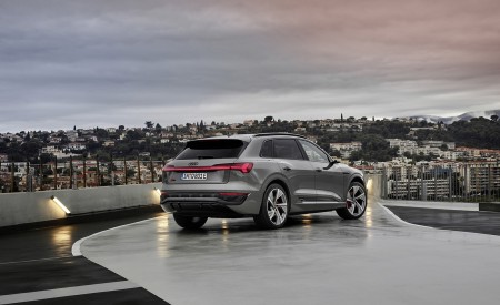 2024 Audi Q8 e-tron quattro (Color: Chronos Gray Metallic) Rear Three-Quarter Wallpapers 450x275 (18)