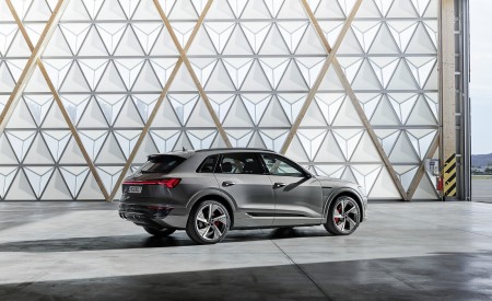2024 Audi Q8 e-tron quattro (Color: Chronos Gray Metallic) Rear Three-Quarter Wallpapers 450x275 (33)