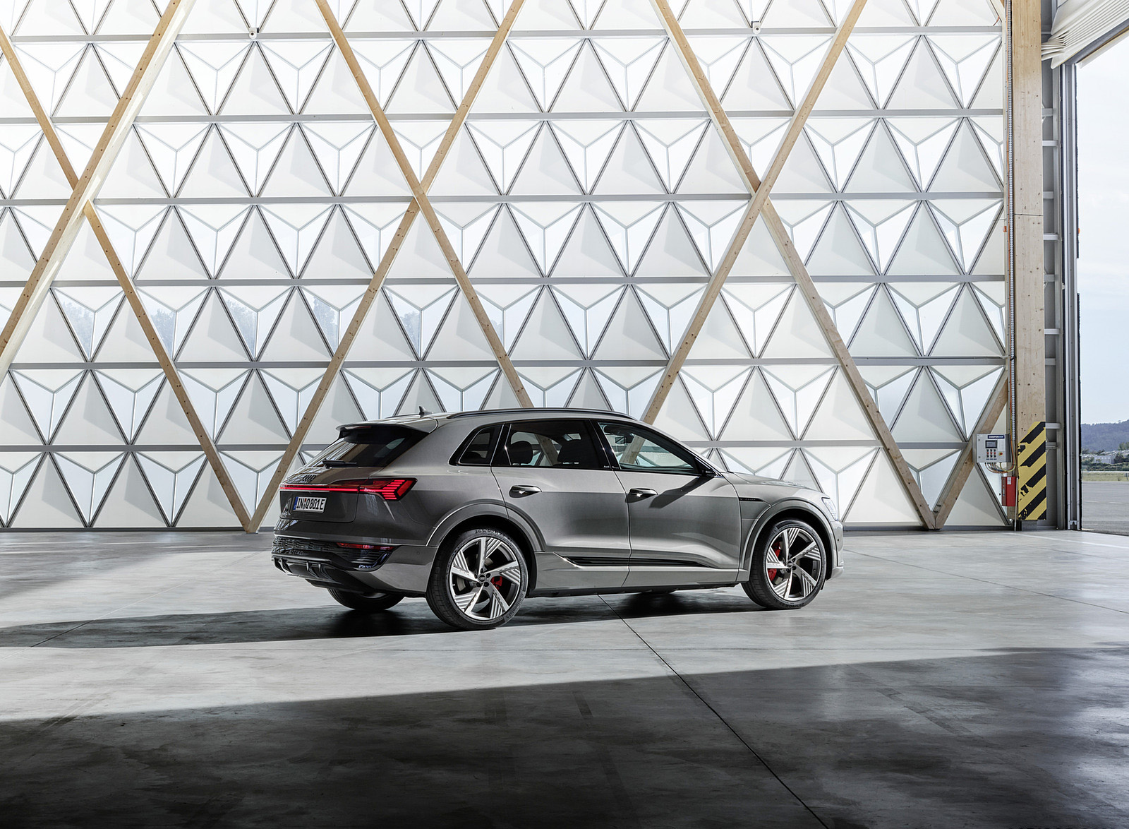2024 Audi Q8 e-tron quattro (Color: Chronos Gray Metallic) Rear Three-Quarter Wallpapers #33 of 92