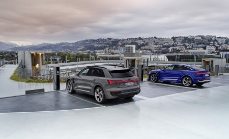2024 Audi Q8 e-tron quattro (Color: Chronos Gray Metallic) Rear Three-Quarter Wallpapers 450x275 (19)