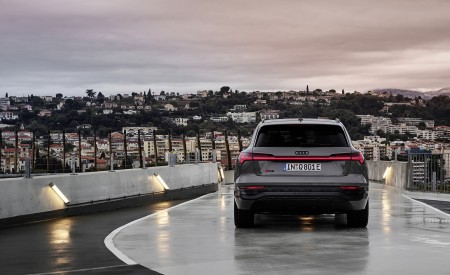 2024 Audi Q8 e-tron quattro (Color: Chronos Gray Metallic) Rear Wallpapers 450x275 (20)