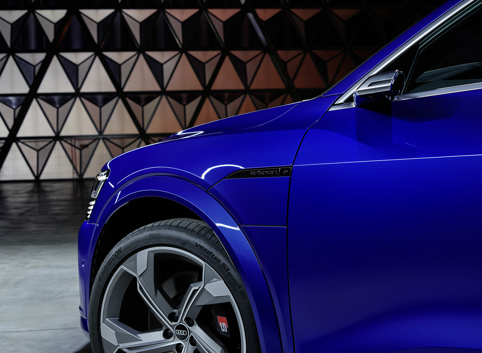 2024 Audi SQ8 Sportback e-tron quattro (Color: Ultra Blue Metallic) Detail Wallpapers #41 of 62