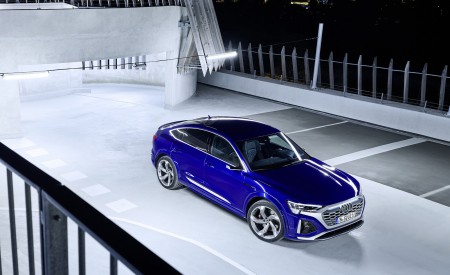 2024 Audi SQ8 Sportback e-tron quattro (Color: Ultra Blue Metallic) Front Three-Quarter Wallpapers 450x275 (32)