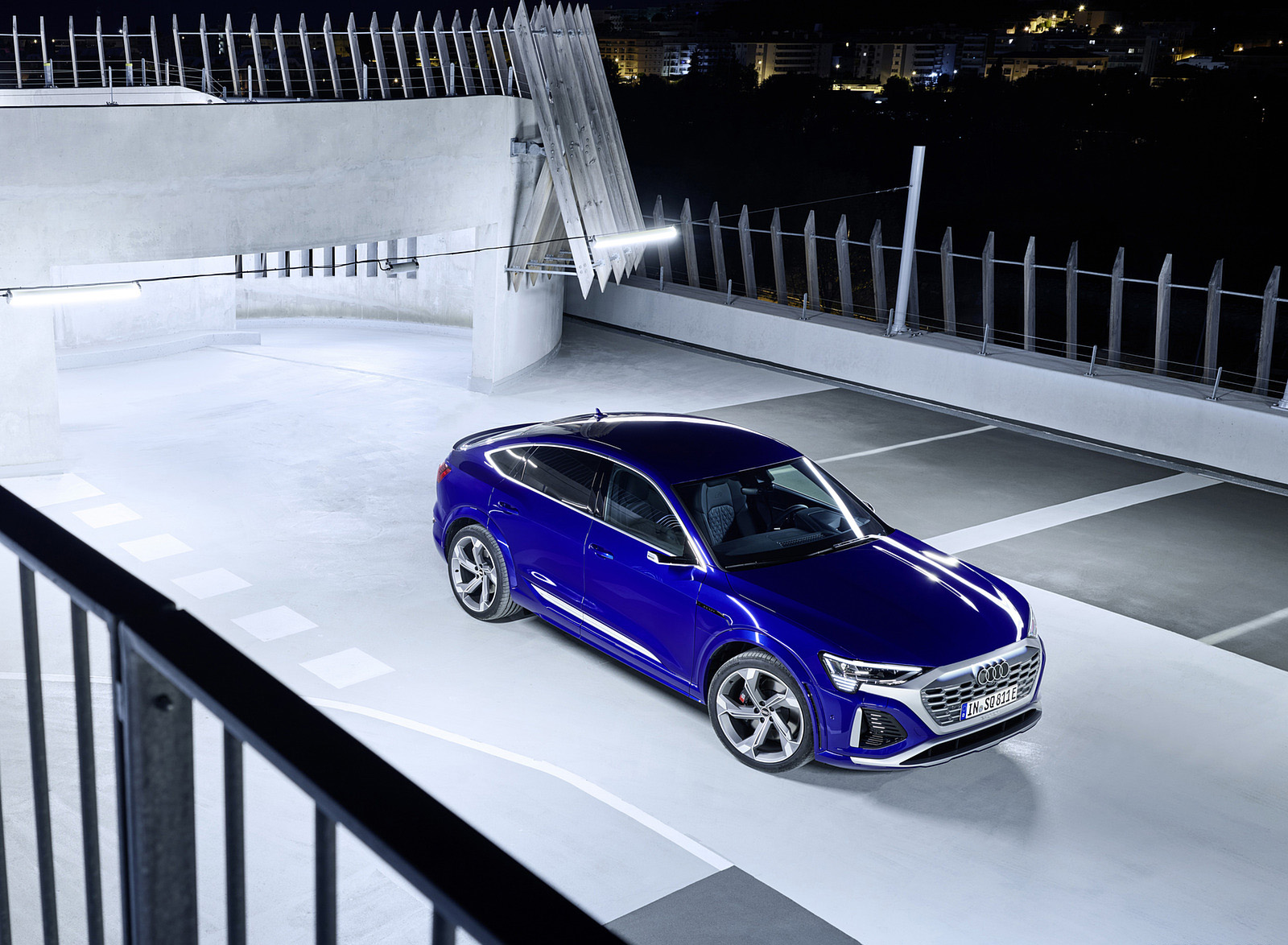 2024 Audi SQ8 Sportback e-tron quattro (Color: Ultra Blue Metallic) Front Three-Quarter Wallpapers #32 of 62