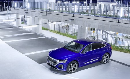 2024 Audi SQ8 Sportback e-tron quattro (Color: Ultra Blue Metallic) Front Three-Quarter Wallpapers 450x275 (33)