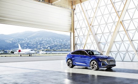 2024 Audi SQ8 Sportback e-tron quattro (Color: Ultra Blue Metallic) Front Three-Quarter Wallpapers 450x275 (24)