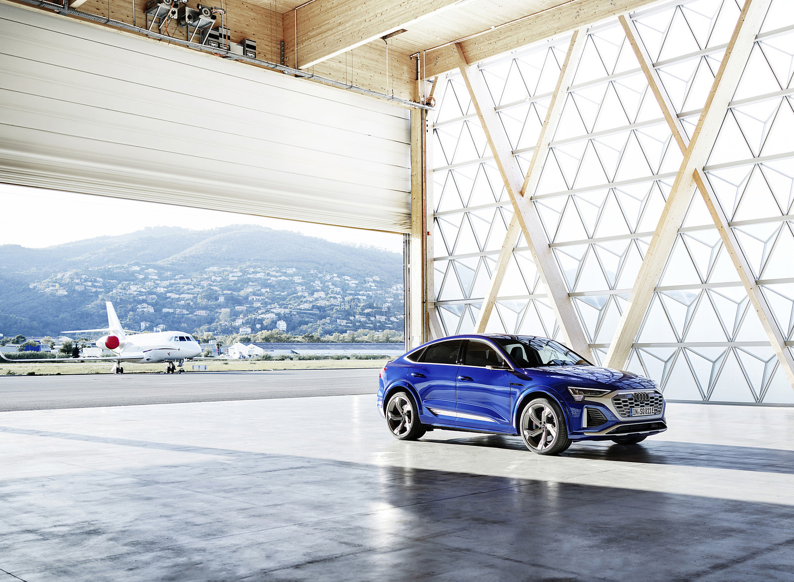 2024 Audi SQ8 Sportback e-tron quattro (Color: Ultra Blue Metallic) Front Three-Quarter Wallpapers #24 of 62