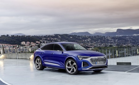 2024 Audi SQ8 Sportback e-tron quattro (Color: Ultra Blue Metallic) Front Three-Quarter Wallpapers 450x275 (29)