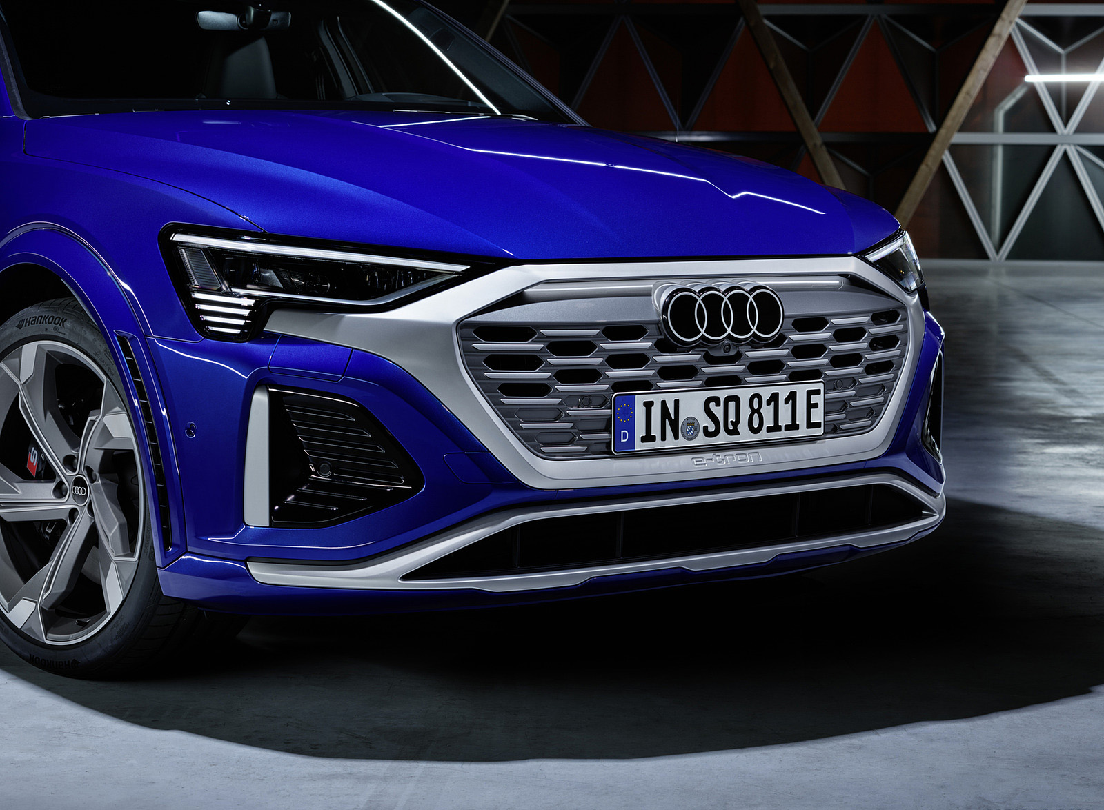 2024 Audi SQ8 Sportback e-tron quattro (Color: Ultra Blue Metallic) Front Wallpapers #40 of 62