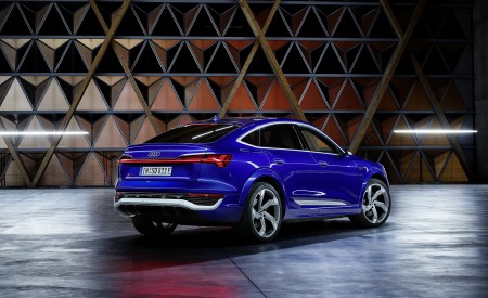 2024 Audi SQ8 Sportback e-tron quattro (Color: Ultra Blue Metallic) Rear Three-Quarter Wallpapers 450x275 (38)