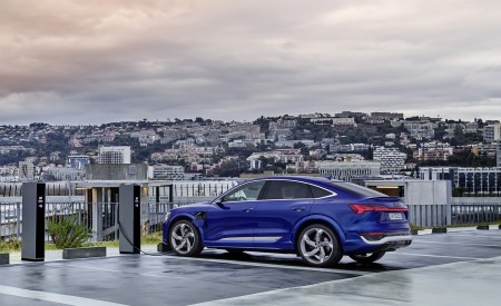 2024 Audi SQ8 Sportback e-tron quattro (Color: Ultra Blue Metallic) Rear Three-Quarter Wallpapers 450x275 (30)