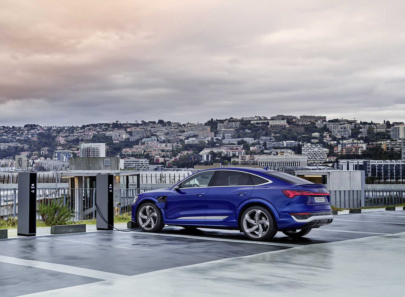 2024 Audi SQ8 Sportback e-tron quattro (Color: Ultra Blue Metallic) Rear Three-Quarter Wallpapers #30 of 62