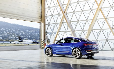 2024 Audi SQ8 Sportback e-tron quattro (Color: Ultra Blue Metallic) Rear Three-Quarter Wallpapers 450x275 (25)