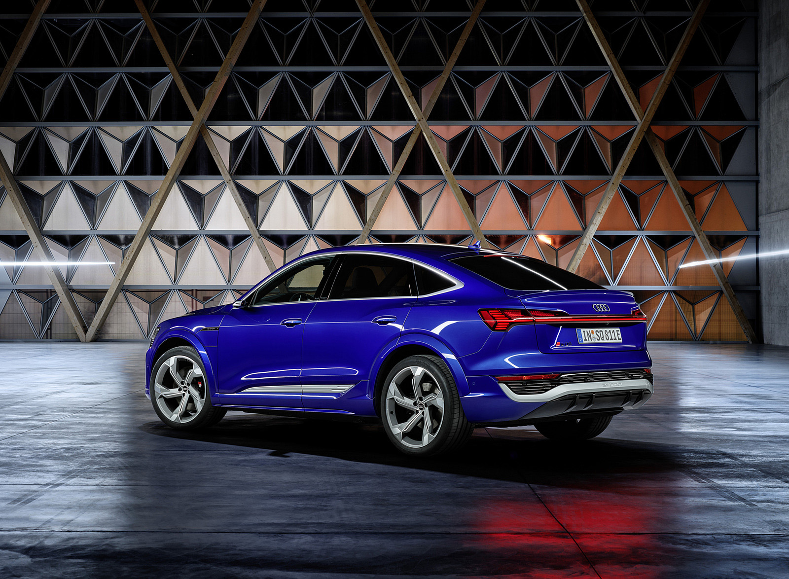 2024 Audi SQ8 Sportback e-tron quattro (Color: Ultra Blue Metallic) Rear Three-Quarter Wallpapers #39 of 62