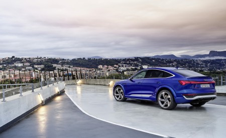 2024 Audi SQ8 Sportback e-tron quattro (Color: Ultra Blue Metallic) Rear Three-Quarter Wallpapers 450x275 (31)