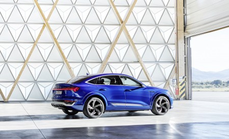 2024 Audi SQ8 Sportback e-tron quattro (Color: Ultra Blue Metallic) Rear Three-Quarter Wallpapers 450x275 (26)