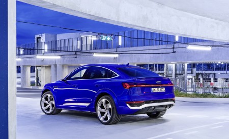 2024 Audi SQ8 Sportback e-tron quattro (Color: Ultra Blue Metallic) Rear Three-Quarter Wallpapers 450x275 (36)