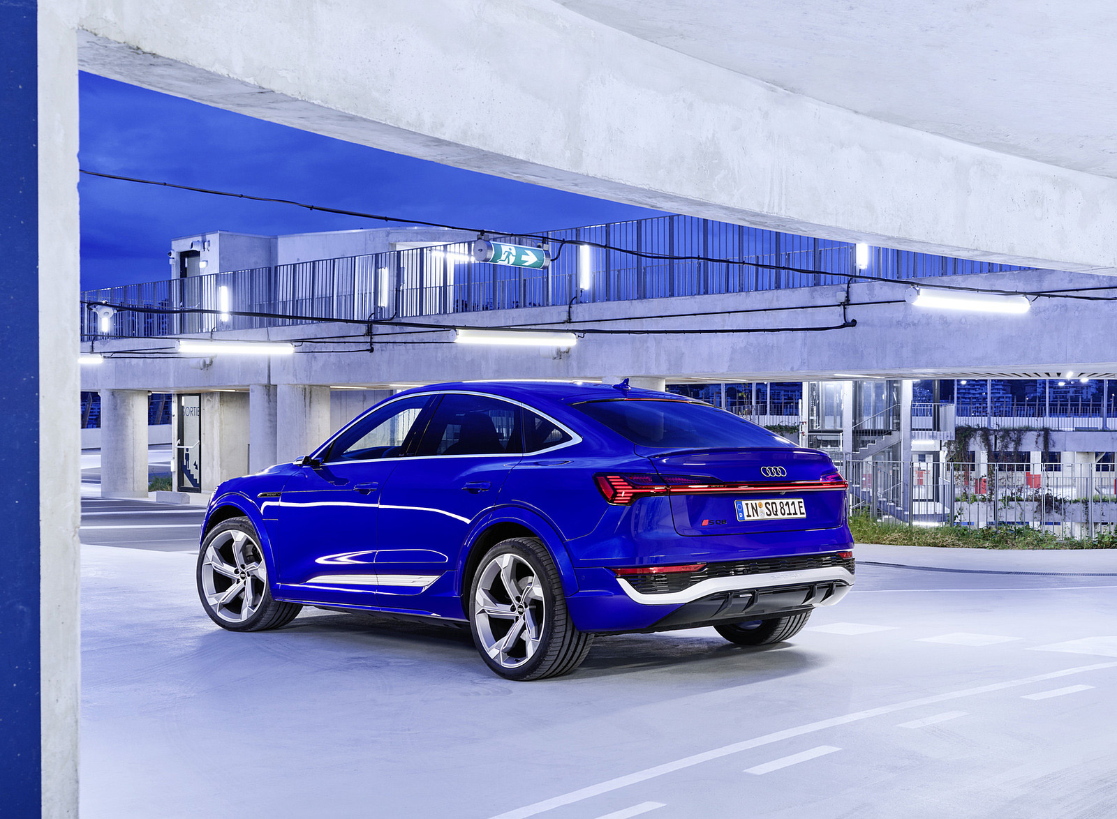 2024 Audi SQ8 Sportback e-tron quattro (Color: Ultra Blue Metallic) Rear Three-Quarter Wallpapers #36 of 62