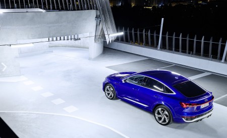 2024 Audi SQ8 Sportback e-tron quattro (Color: Ultra Blue Metallic) Rear Three-Quarter Wallpapers 450x275 (34)