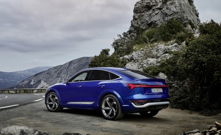 2024 Audi SQ8 Sportback e-tron quattro (Color: Ultra Blue Metallic) Rear Three-Quarter Wallpapers 450x275 (20)
