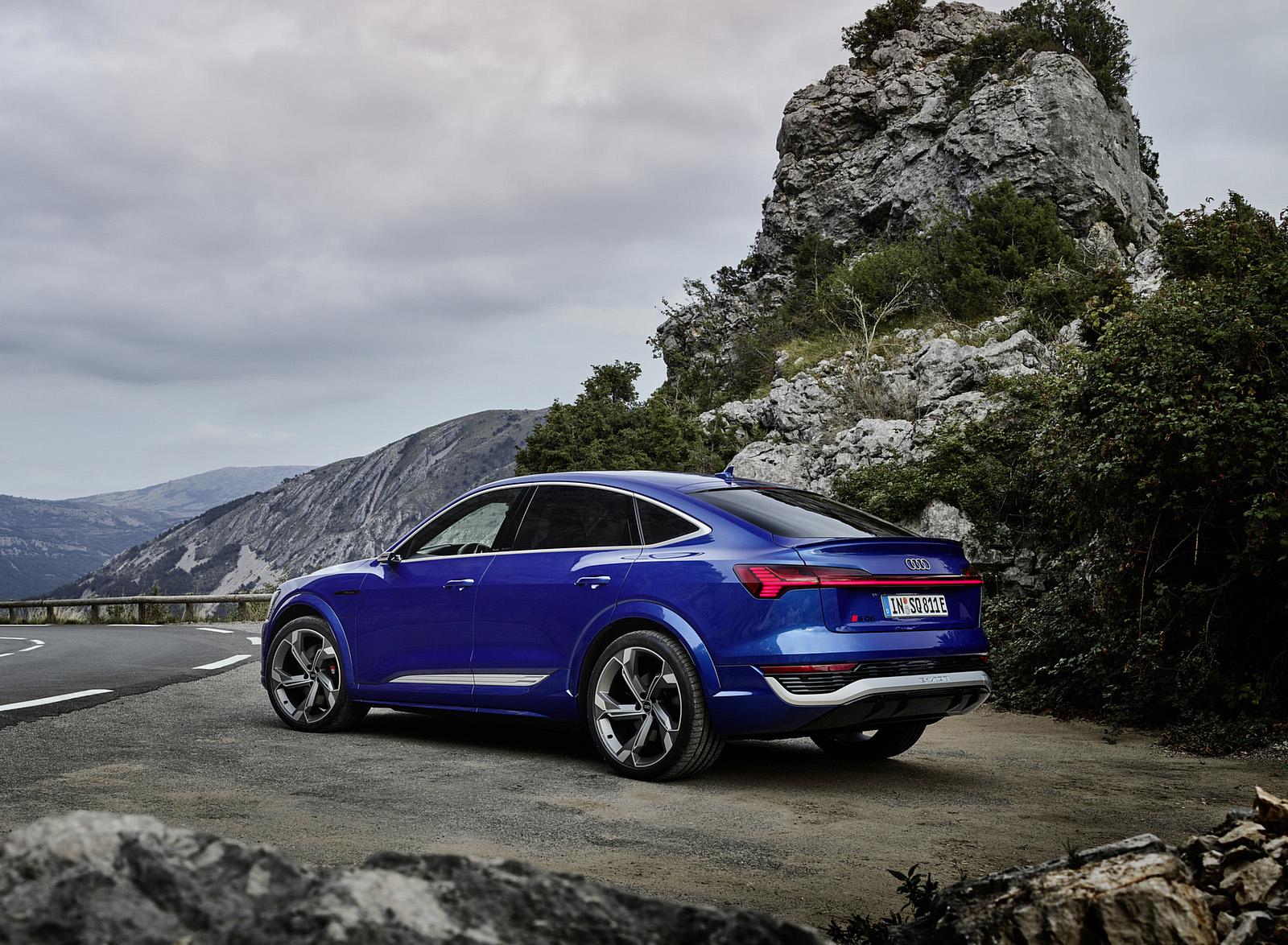 2024 Audi SQ8 Sportback e-tron quattro (Color: Ultra Blue Metallic) Rear Three-Quarter Wallpapers #20 of 62