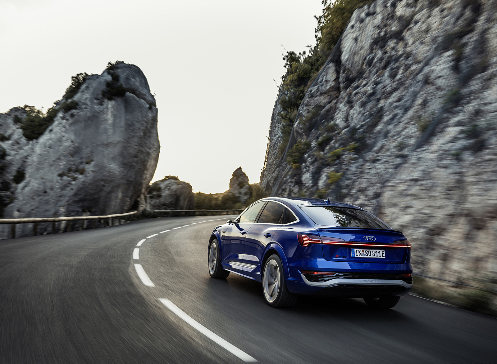 2024 Audi SQ8 Sportback e-tron quattro (Color: Ultra Blue Metallic) Rear Three-Quarter Wallpapers (2)