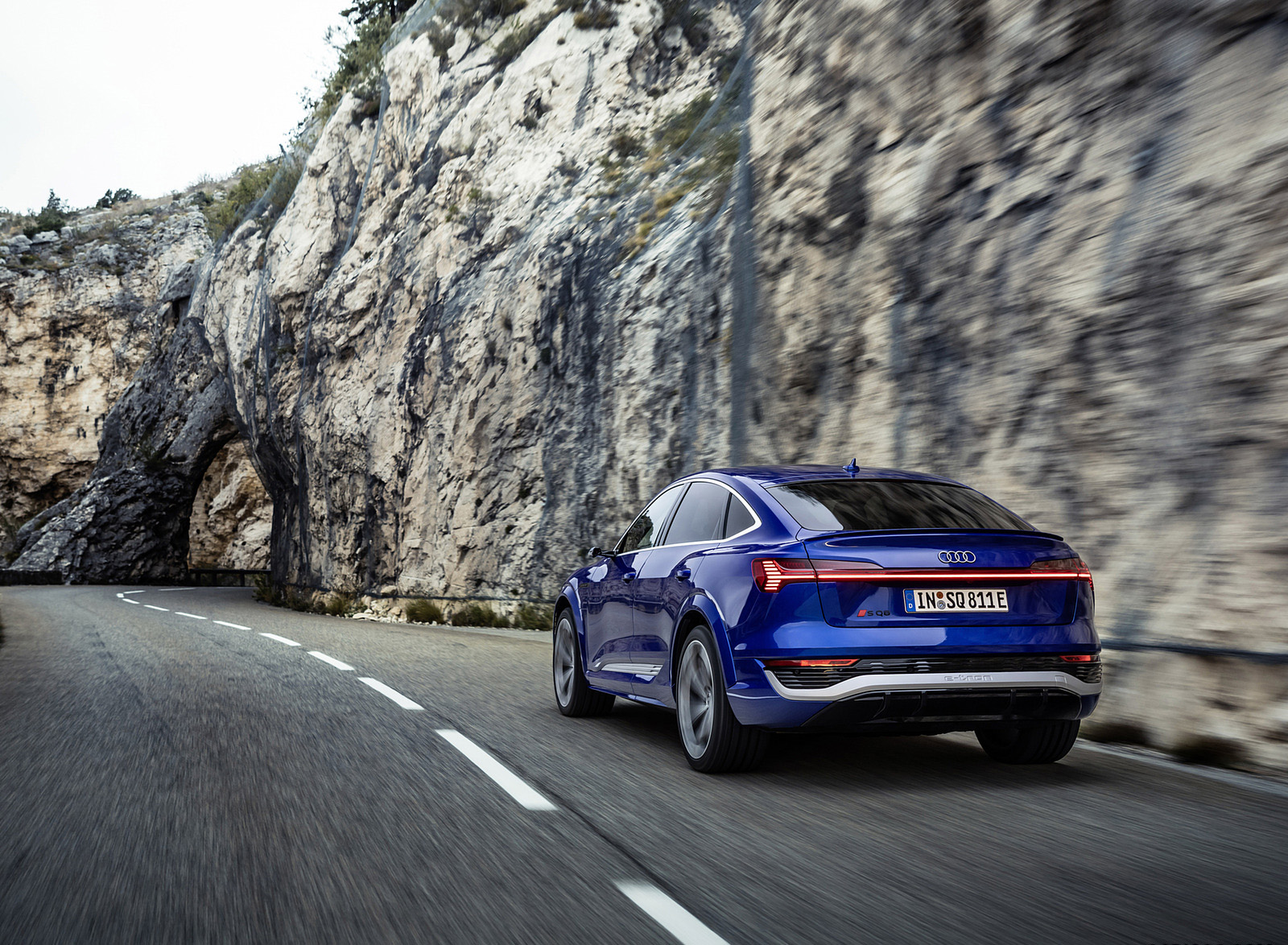 2024 Audi SQ8 Sportback e-tron quattro (Color: Ultra Blue Metallic) Rear Wallpapers #12 of 62