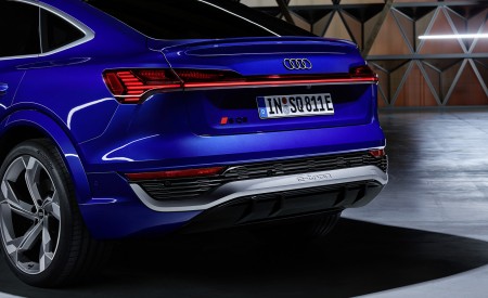 2024 Audi SQ8 Sportback e-tron quattro (Color: Ultra Blue Metallic) Rear Wallpapers 450x275 (44)