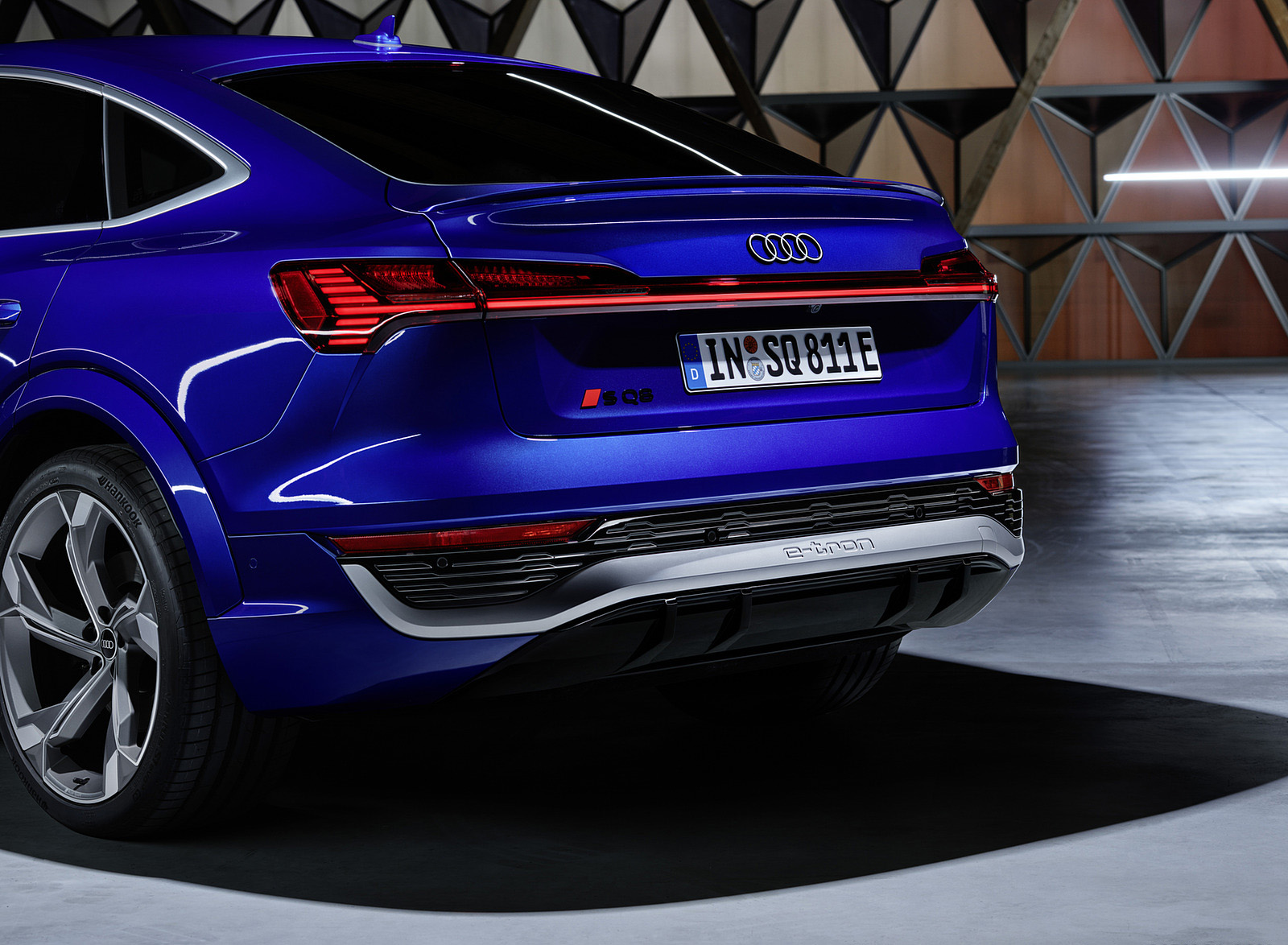 2024 Audi SQ8 Sportback e-tron quattro (Color: Ultra Blue Metallic) Rear Wallpapers #44 of 62