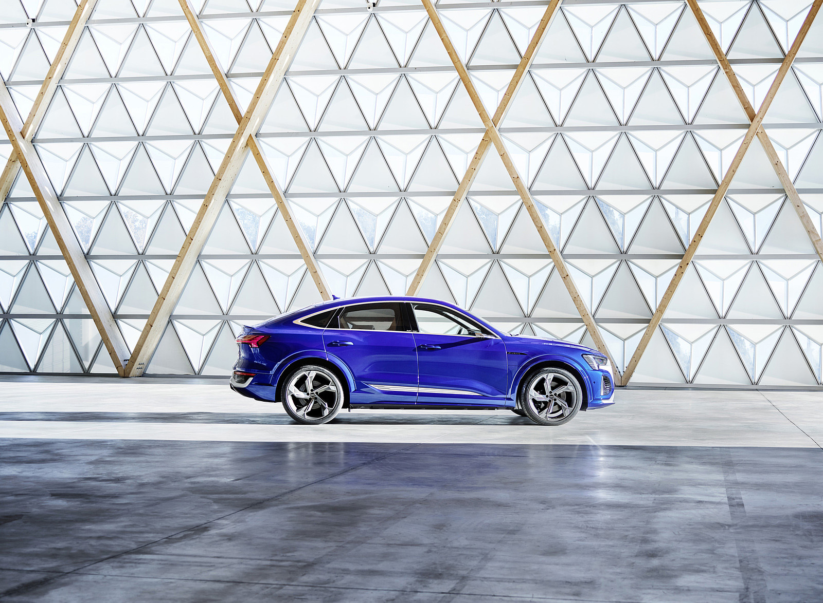 2024 Audi SQ8 Sportback e-tron quattro (Color: Ultra Blue Metallic) Side Wallpapers #27 of 62