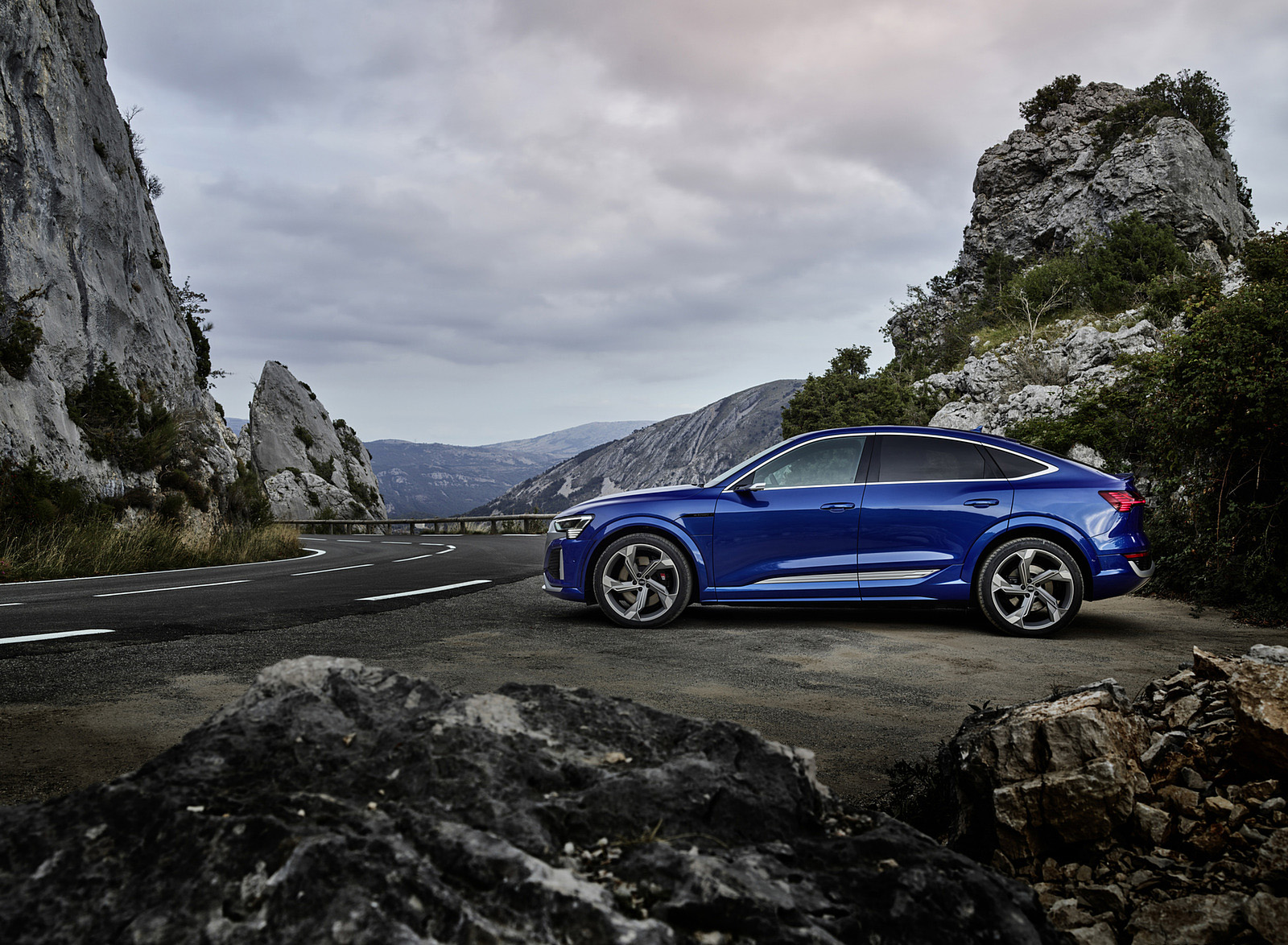 2024 Audi SQ8 Sportback e-tron quattro (Color: Ultra Blue Metallic) Side Wallpapers #21 of 62