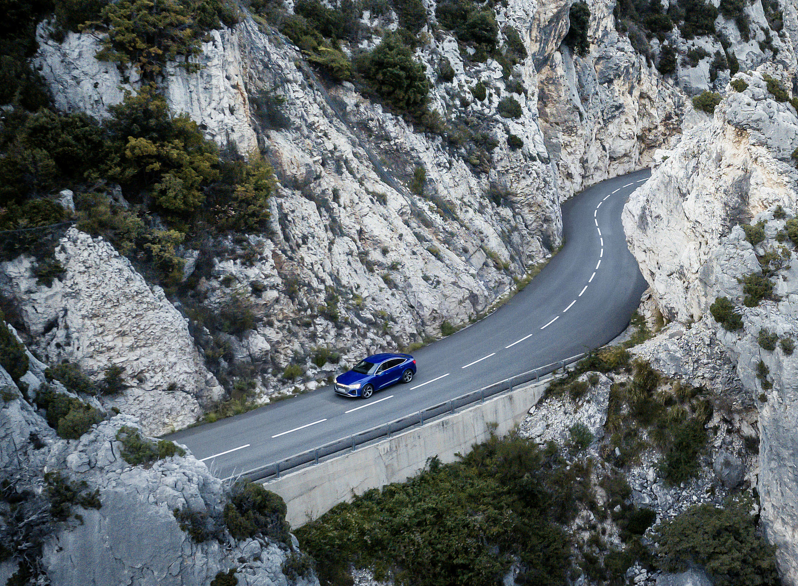 2024 Audi SQ8 Sportback e-tron quattro (Color: Ultra Blue Metallic) Top Wallpapers #15 of 62