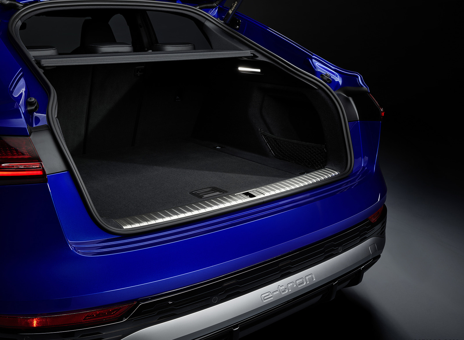 2024 Audi SQ8 Sportback e-tron quattro (Color: Ultra Blue Metallic) Trunk Wallpapers #48 of 62