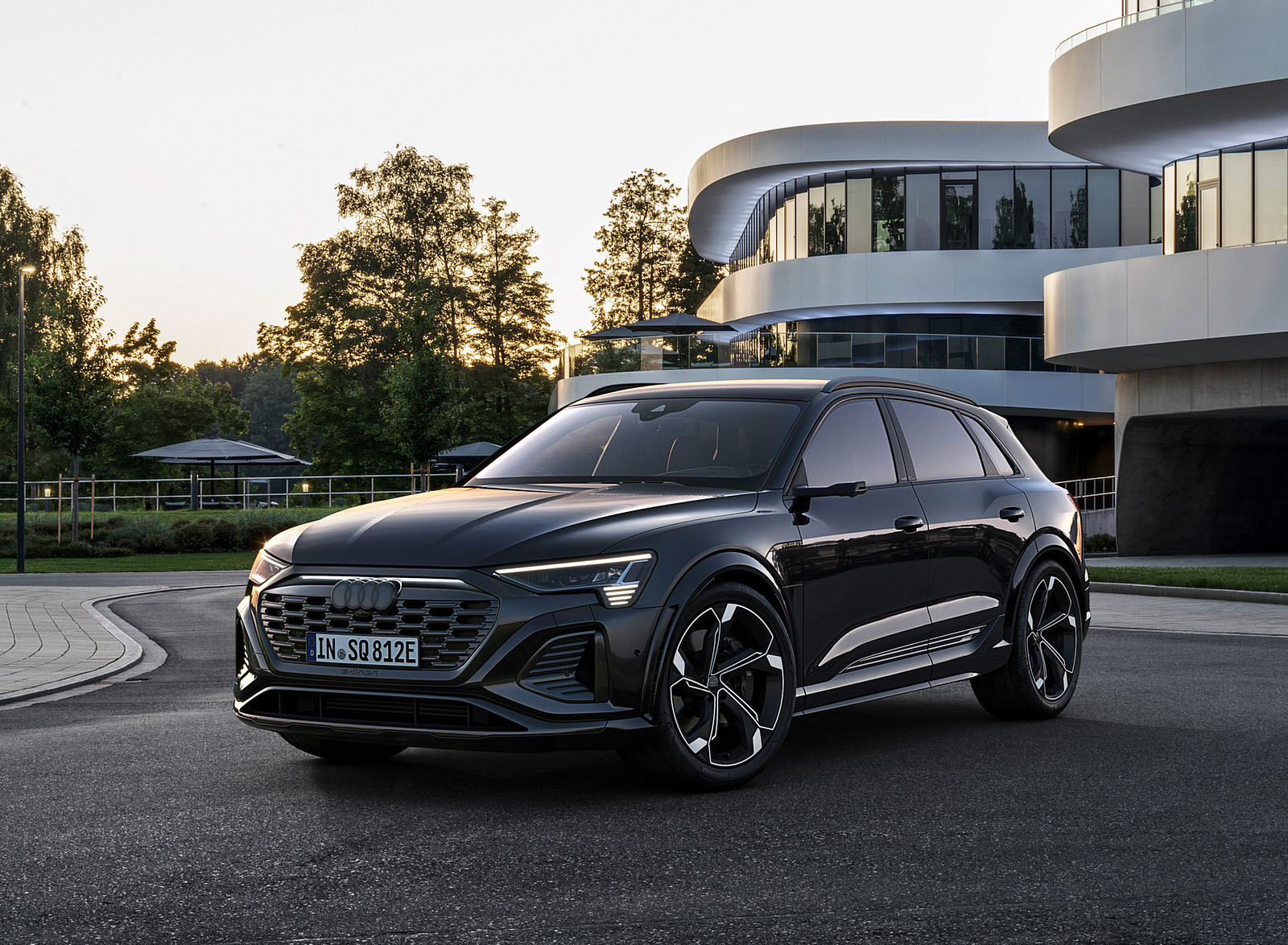 2024 Audi SQ8 e-tron quattro (Color: Mythos Black Metallic) Front Three-Quarter Wallpapers (9)