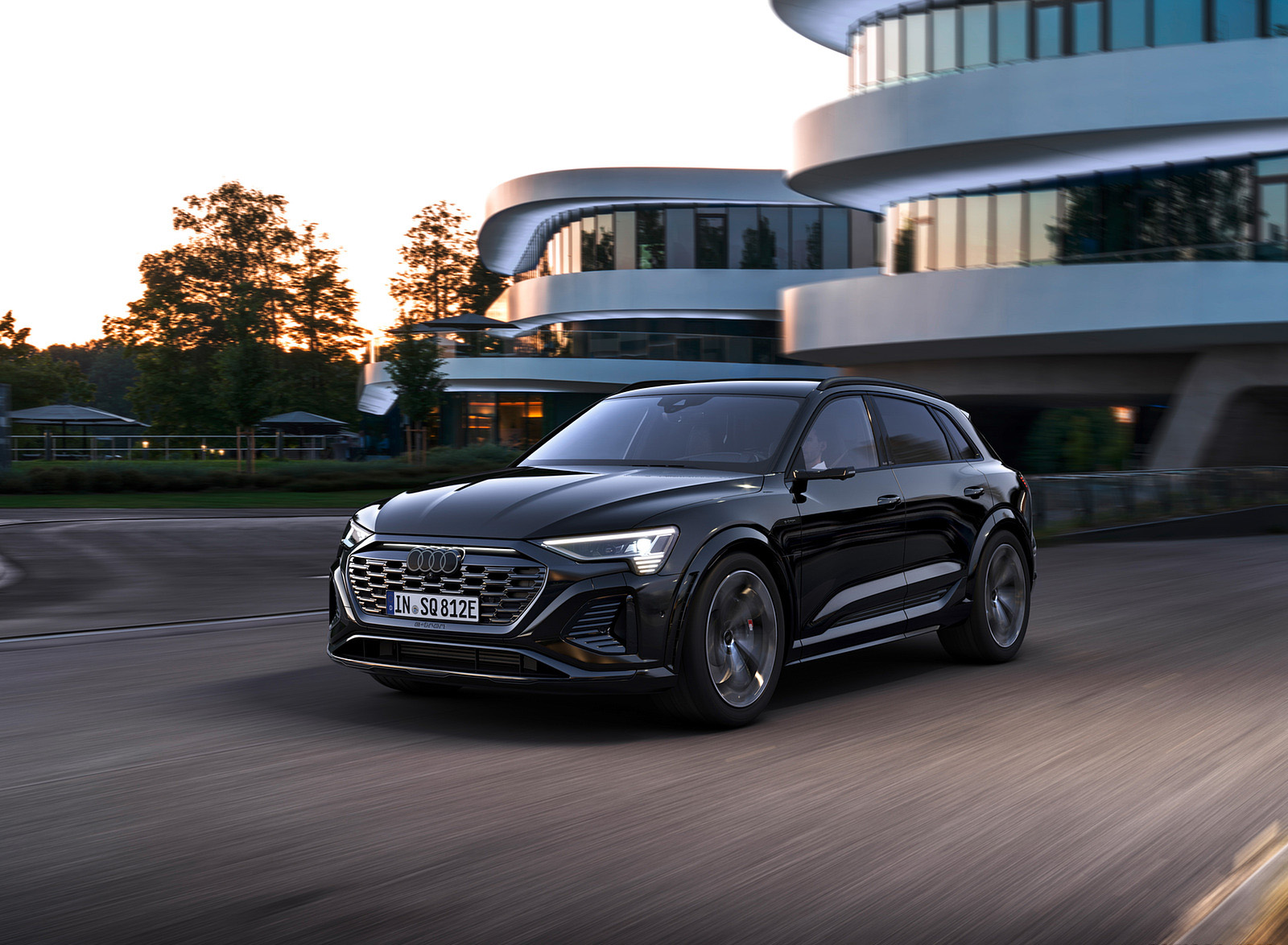 2024 Audi SQ8 e-tron quattro (Color: Mythos Black Metallic) Front Three-Quarter Wallpapers #5 of 30