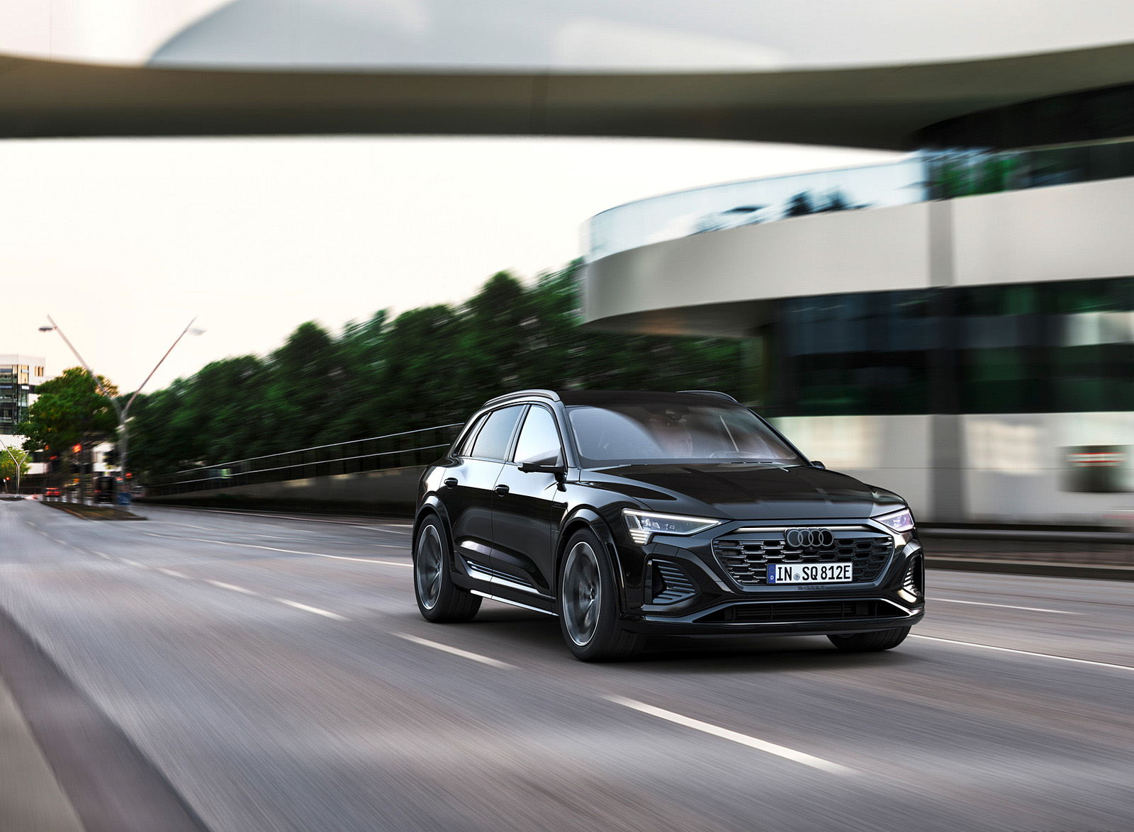 2024 Audi SQ8 e-tron quattro (Color: Mythos Black Metallic) Front Three-Quarter Wallpapers #3 of 30