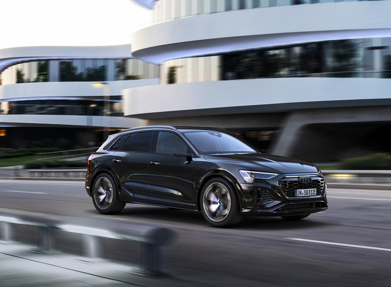 2024 Audi SQ8 e-tron quattro (Color: Mythos Black Metallic) Front Three-Quarter Wallpapers (1)