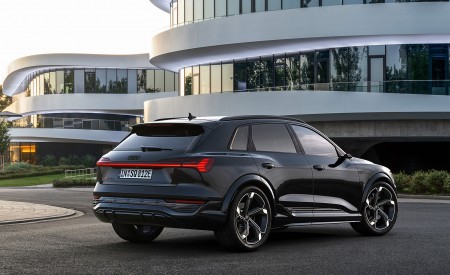 2024 Audi SQ8 e-tron quattro (Color: Mythos Black Metallic) Rear Three-Quarter Wallpapers 450x275 (14)