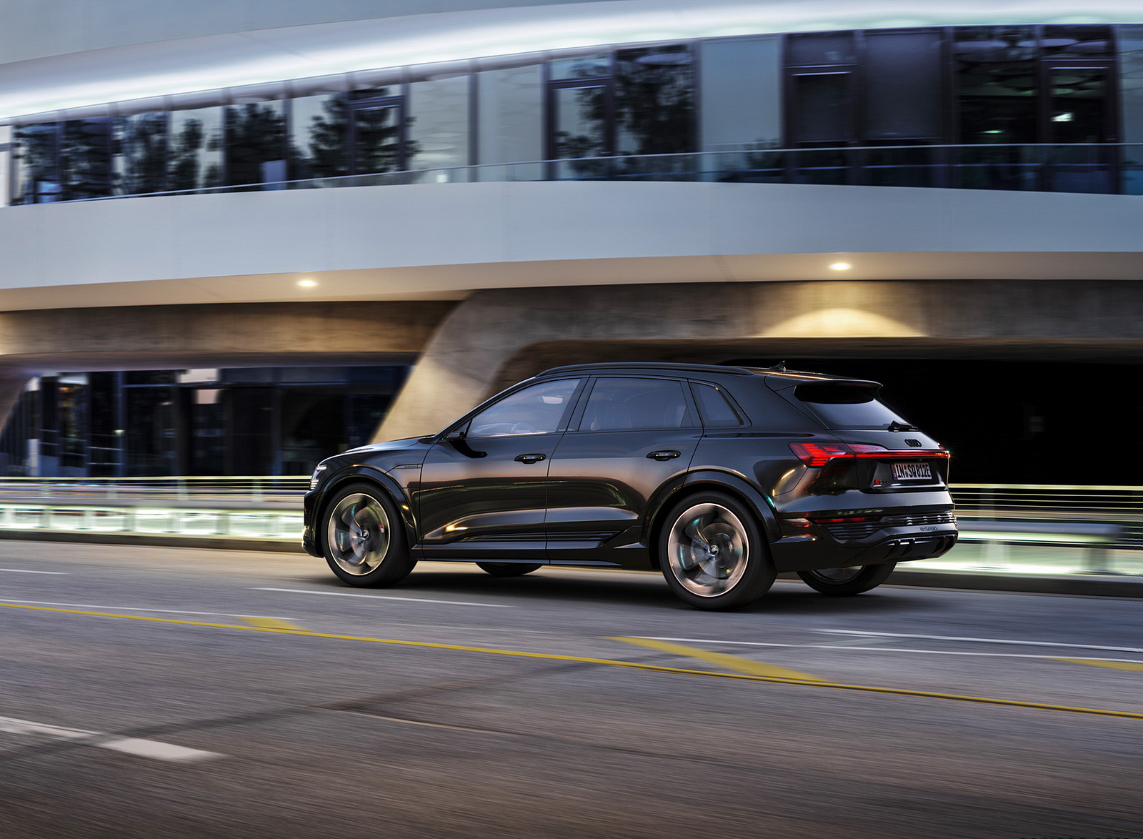 2024 Audi SQ8 e-tron quattro (Color: Mythos Black Metallic) Rear Three-Quarter Wallpapers #6 of 30