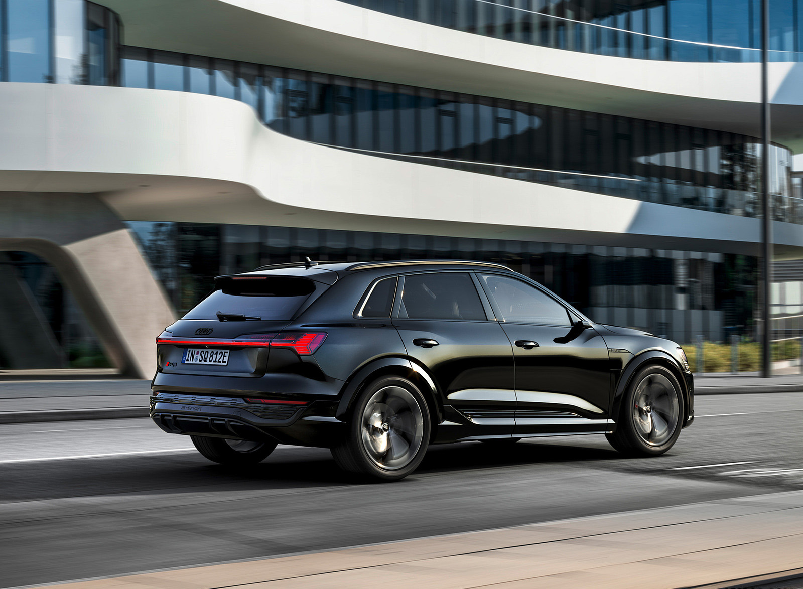 2024 Audi SQ8 e-tron quattro (Color: Mythos Black Metallic) Rear Three-Quarter Wallpapers #4 of 30