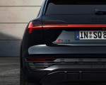 2024 Audi SQ8 e-tron quattro (Color: Mythos Black Metallic) Tail Light Wallpapers 150x120 (29)