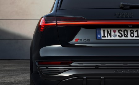 2024 Audi SQ8 e-tron quattro (Color: Mythos Black Metallic) Tail Light Wallpapers 450x275 (29)