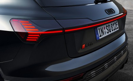 2024 Audi SQ8 e-tron quattro (Color: Mythos Black Metallic) Tail Light Wallpapers 450x275 (30)