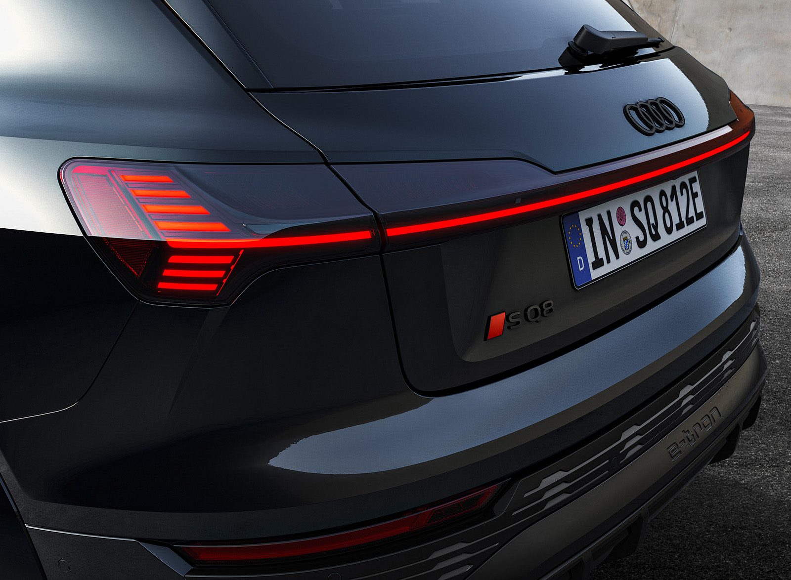 2024 Audi SQ8 e-tron quattro (Color: Mythos Black Metallic) Tail Light Wallpapers #30 of 30