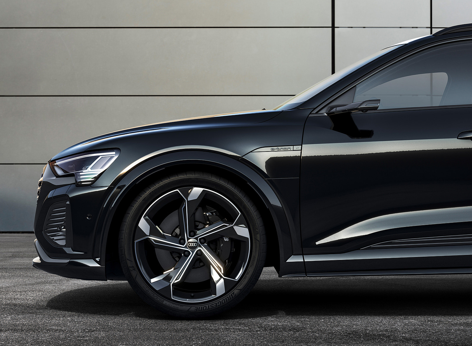 2024 Audi SQ8 e-tron quattro (Color: Mythos Black Metallic) Wheel Wallpapers #25 of 30